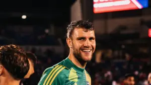 Rumor Maarten Paes & Joey Pelupessy ke Persib Bikin Bobotoh Geruduk Medsos
