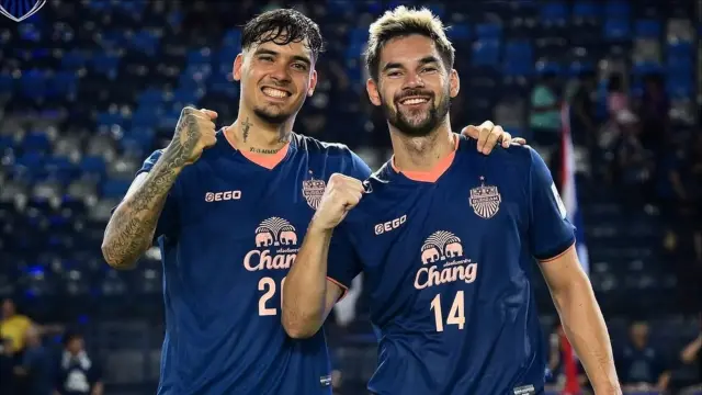 Shayne_Pattynama_&_Sandy_Walsh_Juara_Paruh_Musim_Thai_League_Bersama_Buriram_United