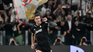 Barcelona Bidik Dusan Vlahovic sebagai Suksesor Robert Lewandowski Pada Bursa Transfer 2026