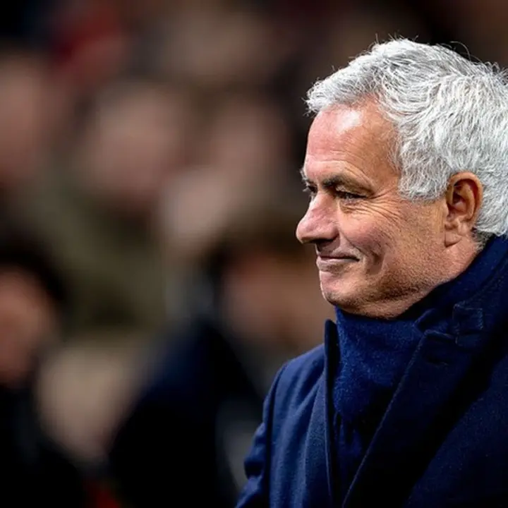 Jose Mourinho Terima Hadiah Tak Terduga dari Scott McTominay, Jersey Napoli Jadi Kenangannya