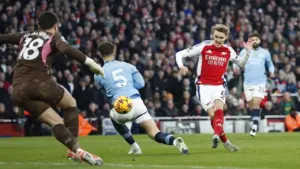 Gary Neville Angkat Bicara, Gelar Liga Inggris Musim Ini Diprediksi Cuma Diperebutkan Arsenal dan Man City