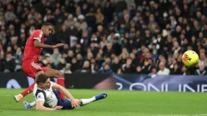 Jamie Carragher Bela Micky van de Ven Atas Tekel yang Bikin Alexander Isak Cedera