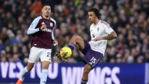 Gary Neville Soroti Penampilan Leny Yoro Usai Manchester United Tumbang dari Aston Villa