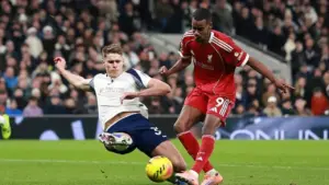 Thomas Frank Pasang Badan Bela Micky van de Ven Usai Tekel Keras yang Berujung Cedera Alexander Isak