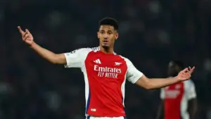 Arsenal Pimpin Klasemen Liga Inggris, Saliba Ingatkan Risiko “Raja Natal”