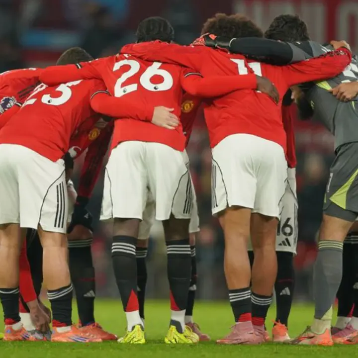 Prediksi Wolves vs Man United: Chris Sutton Jagokan Setan Merah Menang Tipis