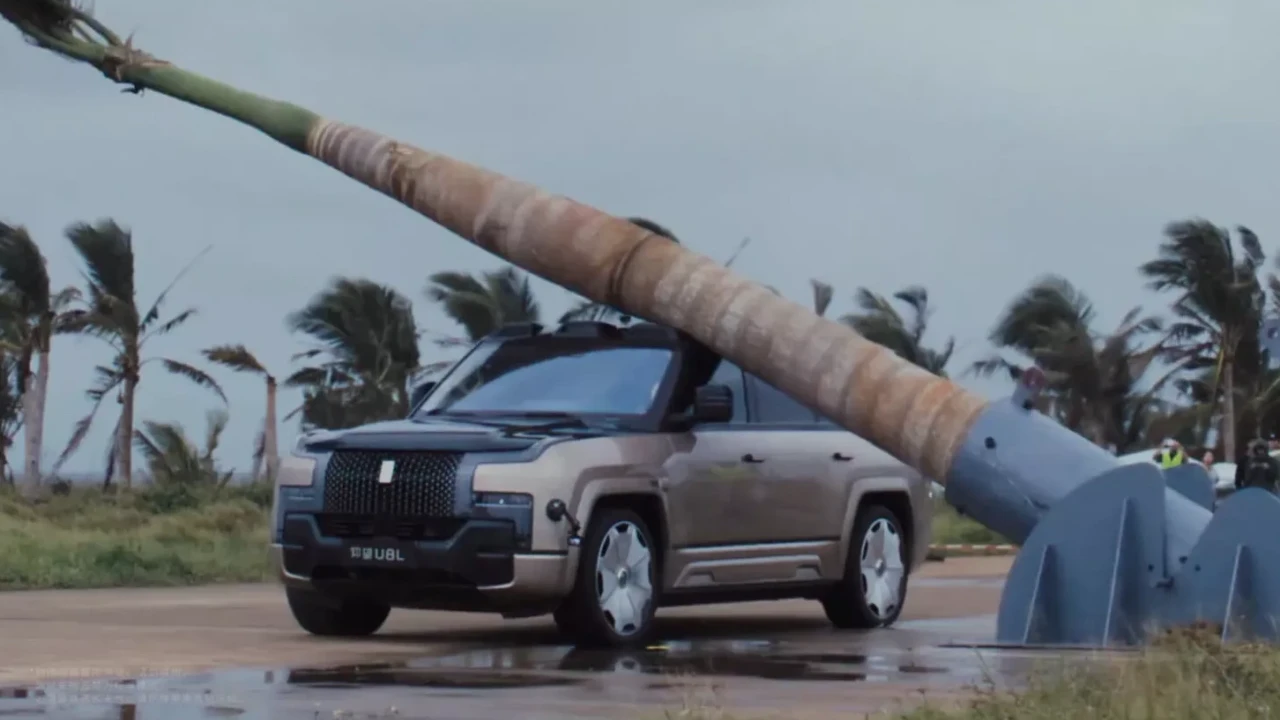 Suv Mewah Byd Yangwang U8l Diuji Ketangguhannya Dengan Pohon Palem Raksasa Hasilnya Mengejutkan