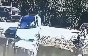 Xiaomi SU7 Nyaris Jatuh ke Kolam Akibat Parkir Otomatis, Tegaskan Fitur Otonom Tetap Butuh Pengawasan