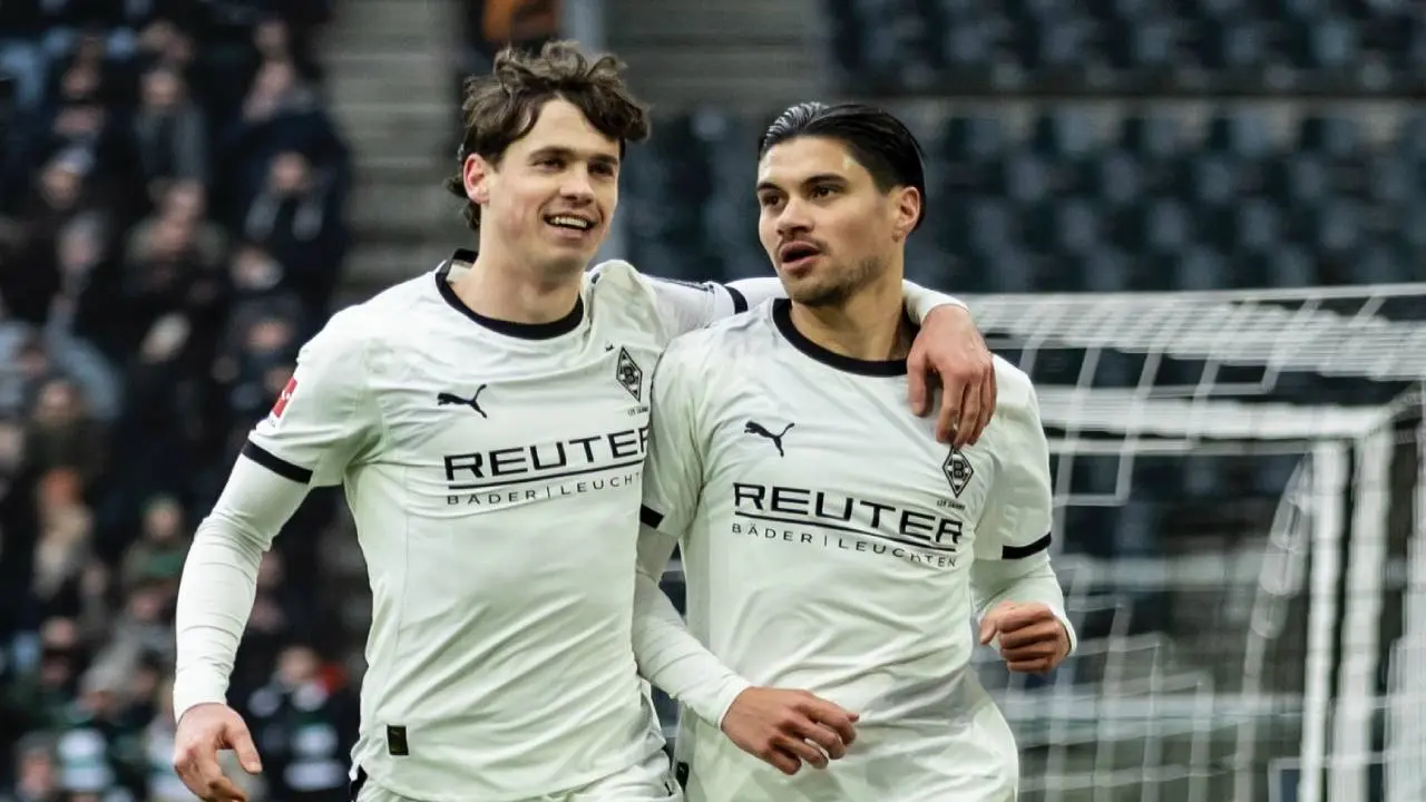 Borussia Monchengladbach vs Augsburg: Penalti Kevin Diks Warnai Kemenangan Die Fohlen 4-0