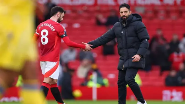 Ruang Ganti MU Bergejolak: Mayoritas Pemain Kecewa Amorim Dipecat, Fernandes dan Maguire Buka Suara