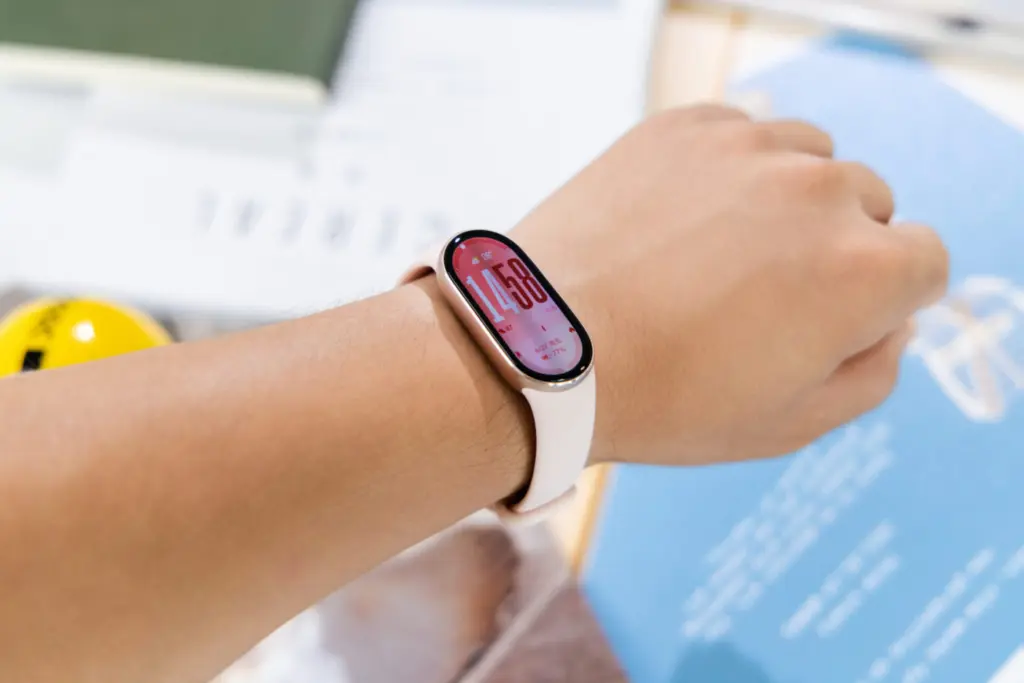 Perbandingan Fitur Health Tracking Xiaomi Smart Band 10 vs Fitbit Charge 6, Mana Lebih Layak Dibeli?