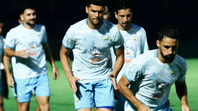 Derby Indonesia Memanas: Bojan Hodak Puji Adrenalin Pemain Persib Hadapi Persija