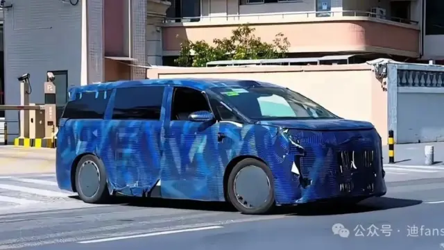 Denza D9L Tertangkap Kamera Uji Jalan, MPV Listrik Premium Ini Tampil Lebih Panjang dan Mewah