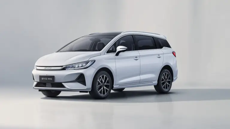 Harga BYD M6 Bekas Bertahan di Rp 300 Jutaan per April 2026