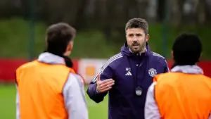 Michael Carrick Santai Hadapi Kritik Pedas Eks Pemain Manchester United