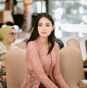 Profil Aurelie Moeremans, Aktris yang Viral Usai Rilis Buku Broken Strings