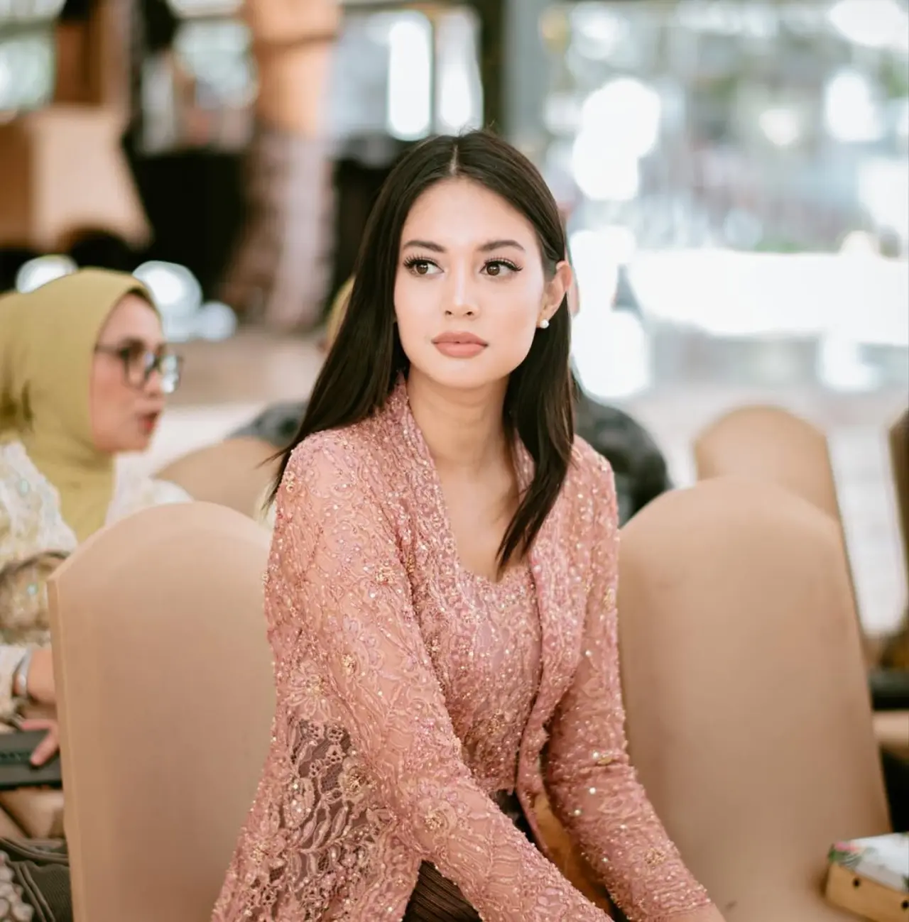 Profil Aurelie Moeremans, Aktris yang Viral Usai Rilis Buku Broken Strings