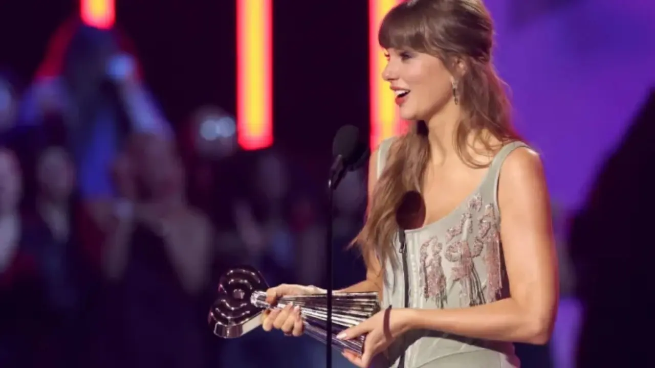 Taylor Swift Kembali Cetak Sejarah di iHeartRadio Awards 2026, Borong 7 Penghargaan