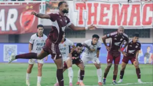 BRI Super League: PSM Makassar Unggul 1-0 Atas Persik Kediri di Babak Pertama Berkat Gol Penalti Yuran Fernandes