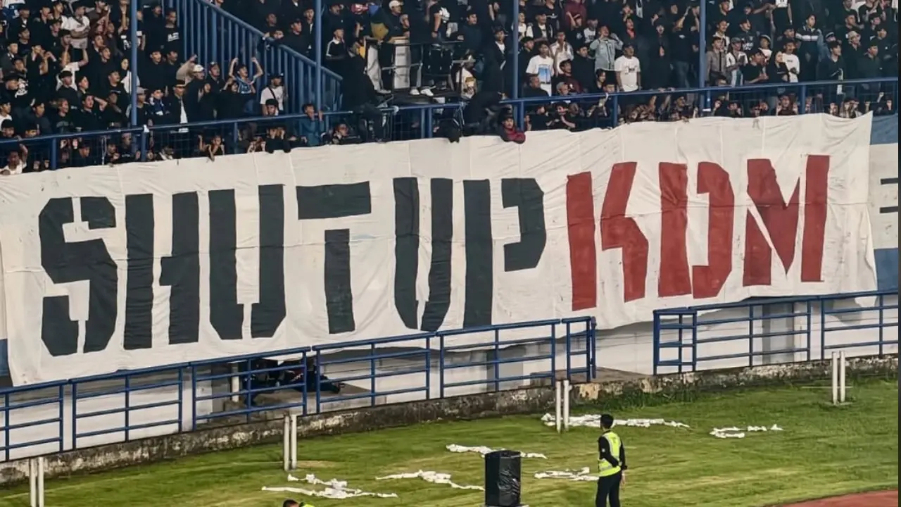 Dedi Mulyadi Tanggapi Santai Spanduk Shut Up Kdm Bobotoh Di Laga Persib