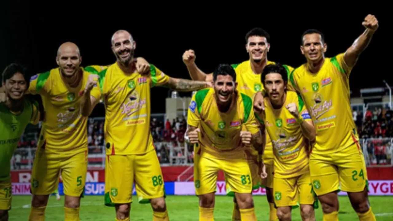Hasil Bri Super League Persebaya Surabaya Menang 2 0 Atas Malut United Berkat Gol Milos Raickovic Dan Francisco Rivera