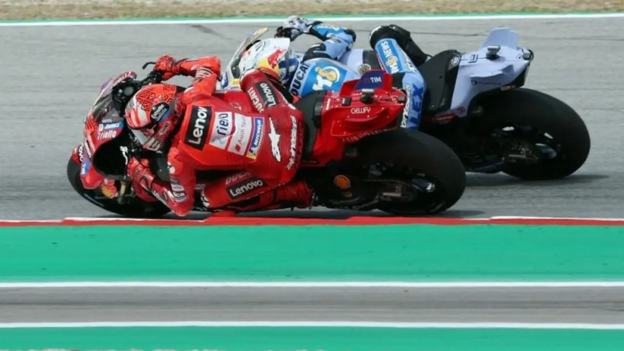 Jorge Lorenzo Heran Marc Marquez Tertinggal 0 5 Detik Dari Alex Di Fp Motogp Spanyol