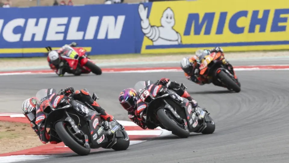 Bonora akui Aprilia hadapi situasi sulit saat Bezzecchi dan Martin memimpin klasemen MotoGP. Duel rekan setim menuju perebutan gelar dunia.