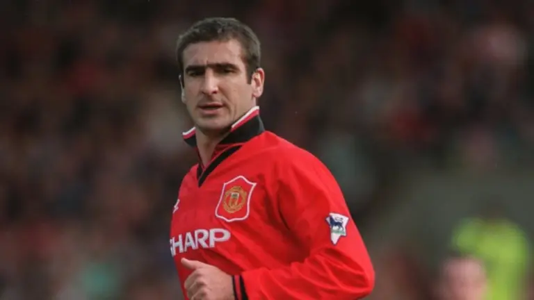 Eric Cantona Latih Skuad Legenda Manchester United dalam Laga Spesial