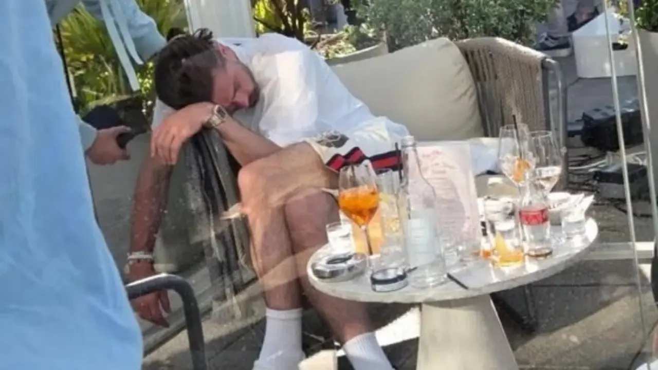 Jack Grealish Tertangkap Kamera Sedang Mabuk di Rooftop Bar Manchester