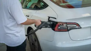 Bahlil Usulkan Skema Pajak Mobil Bensin Lebih Mahal dari Mobil Listrik, Ini Alasannya