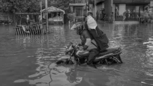 Banjir 1,2 Meter Rendam Jakbar dan Jaksel, Permukiman dan Jalan Utama Lumpuh