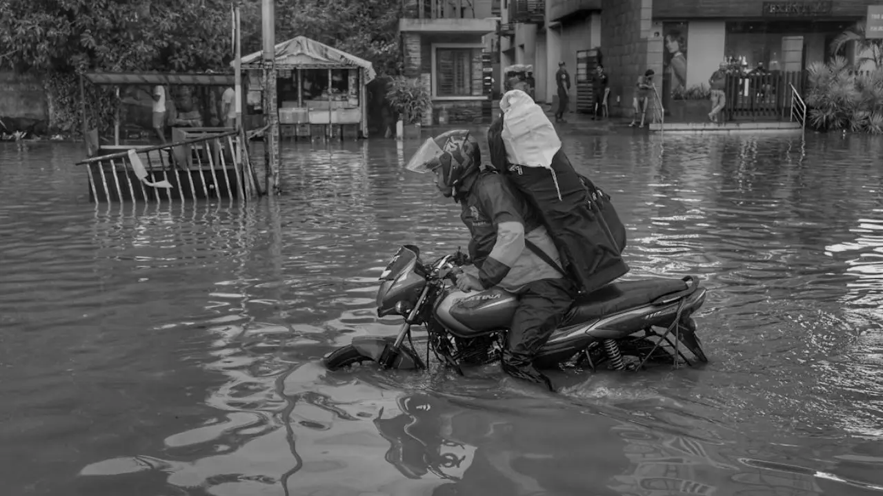 Banjir 1 2 Meter Rendam Jakbar Dan Jaksel Permukiman Dan Jalan Utama Lumpuh