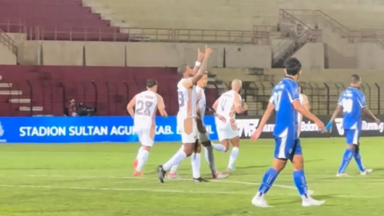 Gol Cepat Alex Martins Ferreira Bawa Dewa United Fc Unggul 1 0 Atas Psbs Biak Di Babak Pertama Liga Super Indonesia