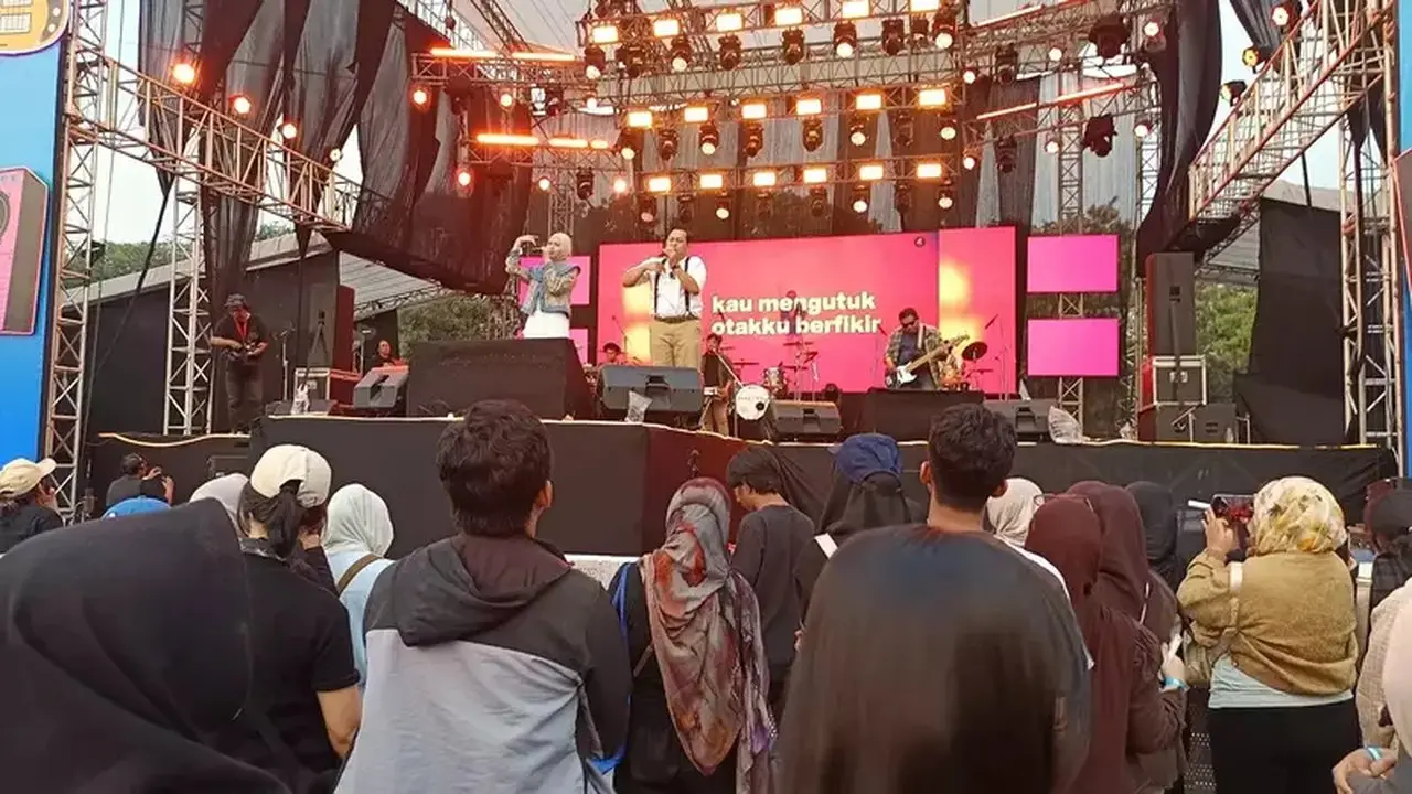 Agung Prabowo Band Bawa Ribuan Penonton Larut di BTV Semesta Berpesta Bandung