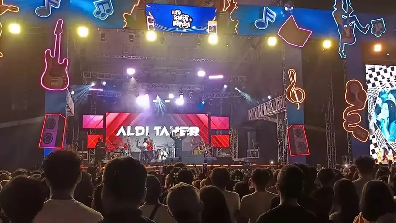 Aldi Taher Hibur Ribuan Penonton di BTV Semesta Berpesta Bandung