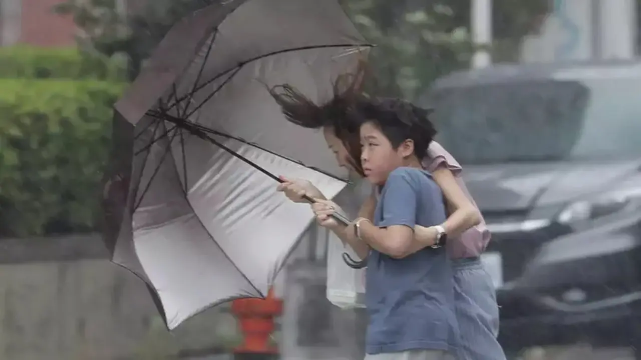 Evakuasi 1,8 Juta Warga Jelang Topan Bavi, Wenzhou Siaga