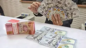 Pakar: Pelemahan Rupiah Diperkirakan Berlanjut, Capai Rentang Rp17.990–Rp18.050
