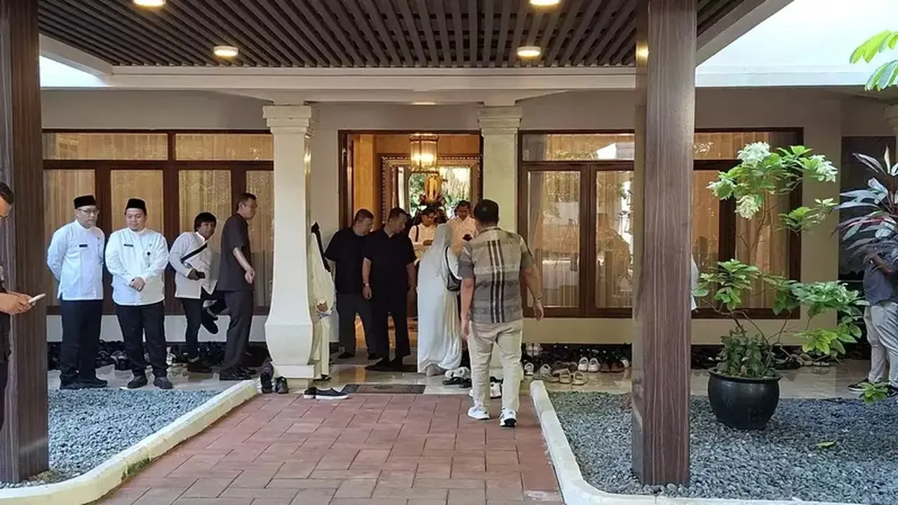 Rachmat Gobel Tutup Usia, Pelayat Memadati Rumah Duka di Tebet