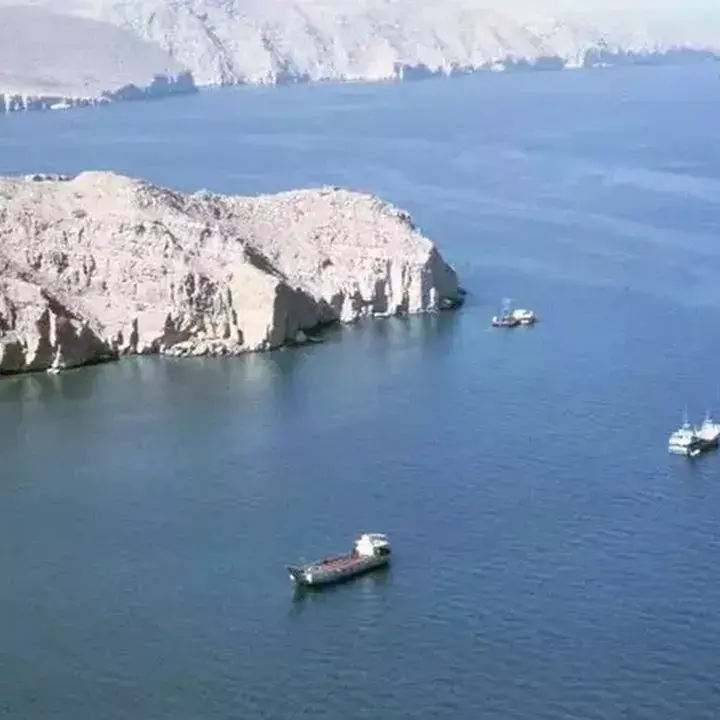 UEA: Dua Tanker Dihantam Rudal Iran di Selat Hormuz, Satu Kru Tewas